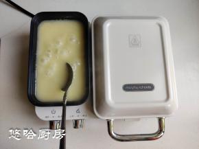摩飞三明治早餐机左面有个小锅，一边煎饼，一边熬小米面糊糊，几分钟就做好一顿早餐。