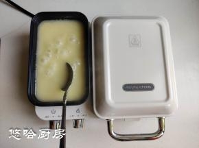 摩飞三明治早餐机左面有个小锅，一边煎饼，一边熬小米面糊糊，几分钟就做好一顿早餐。