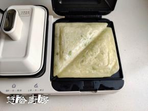 开盖就是一个葱花饼，用刀顺着中间对角线切开，松软好吃的三角形葱花饼来了。