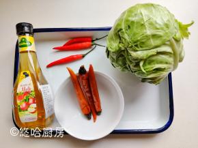 泡菜的材料很简单，主料就是大头菜，也叫包菜，红椒可以用小米辣，不能吃辣的就用泡椒，这种泡椒（自己腌制的）辣味很轻。醋用了苹果醋，酸甜的口感。