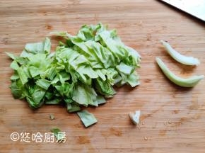 大头菜一片一片地摘开洗净，去掉中间的粗梗，切一公分左右宽度的条。生吃的菜建议用切熟食的菜板、菜刀。