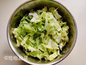 大头菜条撒盐腌渍2个小时左右，盐的用量根据菜的多少来增减。
