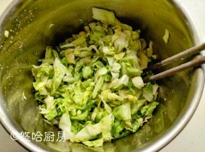 腌渍后的大头菜出很多水，倒掉水不要。