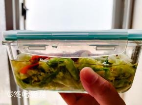 扣好盖子，一个大头菜最后就是这么一个保鲜盒都没装满，放冰箱冷藏一夜。
