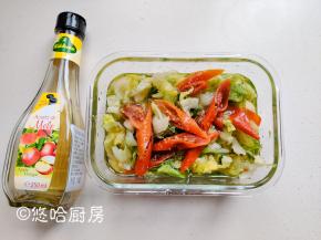 找一个保鲜盒或其他容器，先放白糖，再放苹果醋，搅拌至糖融化，放入大头菜和切段的泡椒，上面再放一点白糖。