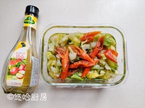 找一个保鲜盒或其他容器，先放白糖，再放苹果醋，搅拌至糖融化，放入大头菜和切段的泡椒，上面再放一点白糖。