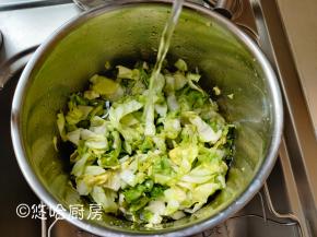 若感觉味道太咸，用纯净水冲洗一下，我用直饮水冲洗，冲洗后的大头菜要攥掉水分。