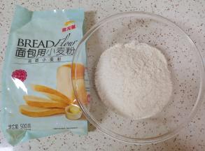 准备好高筋面粉。