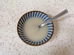 小碗里倒入温水，加入糖和发酵粉混合均匀。