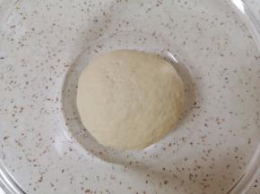 揉成面团，盖上保鲜膜发酵至两倍大。