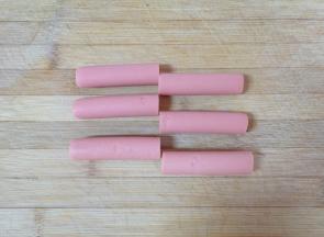 火腿肠去掉外包装，从中间切开。