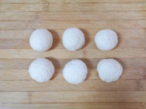 发酵好的面团不用揉，直接分成六份。