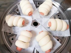 蒸锅内放水，铺上油纸，将做好的馒头卷生胚放在油纸上，盖上锅盖二次发酵10分钟左右，直接开火，上汽后转中火蒸10分钟关火，焖5分钟左右出锅。