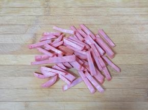 香肠切成条。