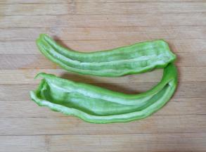 青椒去籽洗干净。