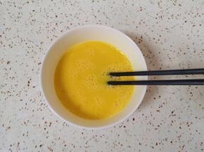 土鸡蛋打散。