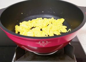 待蛋液底部凝固以后，用铲子轻轻的推动，将鸡蛋炒熟，盛出备用。