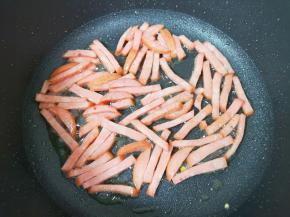 翻炒至香肠表面变至焦黄色。