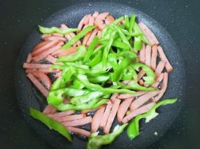 下入青椒丝。