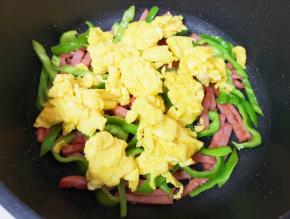 下入炒熟的鸡蛋。