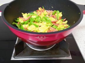 翻炒至青椒和鸡蛋入味。
