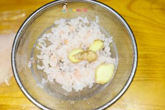 虾洗净捞出来切碎