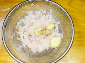 虾洗净捞出来切碎