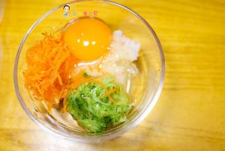 黄瓜、胡萝卜、虾末、鸡蛋放入碗里面