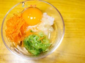 黄瓜、胡萝卜、虾末、鸡蛋放入碗里面