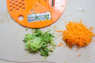 黄瓜跟胡萝卜擦细丝 这种很细小宝宝也可以吃