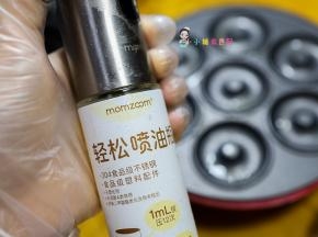不粘锅喷一点油也可以用厨房纸巾擦一点