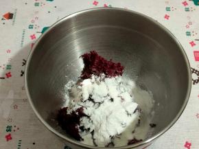 网购的玫瑰花馅湿度比较大，需添加熟糕粉混合。（熟糕粉可直接购买，也可把糯米粉炒熟使用）