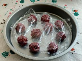 搅拌均匀后，分成22克每份，滚圆后冷藏备用。