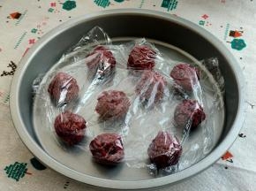 搅拌均匀后，分成22克每份，滚圆后冷藏备用。