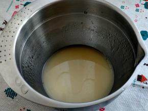 接着做油皮的部分，猪油和热水用手动打蛋器混匀，做一下乳化，因为猪油室温软化的软硬度，取决于室温，软硬度不一样，加进去的水也会不一样，水只是暂时和油混合，所以混合完要马上使用。