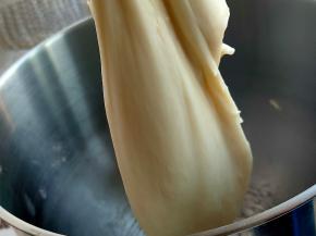 油皮中的所有粉类倒入厨师机面桶内，把混合好的猪油和冷水加进去，这次我们用的是厨师机揉面，手揉也是一样的，我们要揉出弹性，就是面团光滑变结实了。