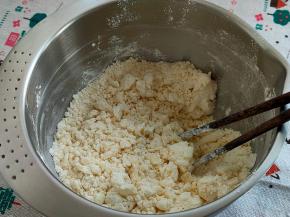 接着来做油酥，把低筋面粉和室温软化的猪肉用筷子搅拌成絮状，接着用手捏成团，用手温去软化猪油，这样就可以和面粉混合在一起了。