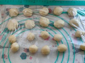 将水油皮面团分成小剂子，每份约16g。油酥面团也分成小剂子，每份约9g。（全程盖保鲜膜，防止变干）