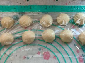 全部包好，记住包好的顺序，接下来从第一个开始擀。