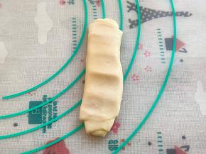 把面卷收口向上，用手指轻轻按压。