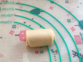 再次擀开，略长过第一次的牛舌状，卷起，收口朝下，松弛少许。