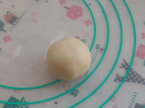 把冻好的玫瑰花馅包入面皮，包好后收口向下放。