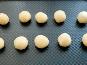 全部包好后放入烤盘，码放均衡，轻轻压扁。（烤箱180度预热）