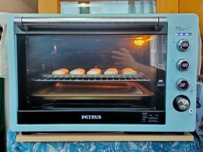 把鲜花饼放入烤箱，180度烤制25分钟左右。（根据自家烤箱的脾气调整温度和时间）