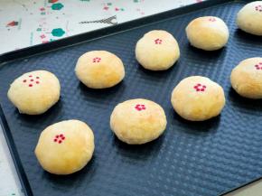 烤制完后直接取出，浓郁玫瑰香的鲜花饼就做好啦。