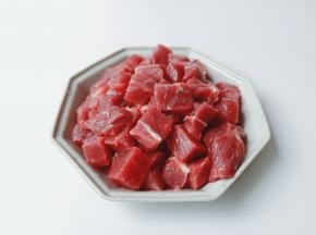 筋膜要先剔除掉，逆着牛肉的纹理来切长条切再切小丁，这样切好的牛肉吃起来就不会老。