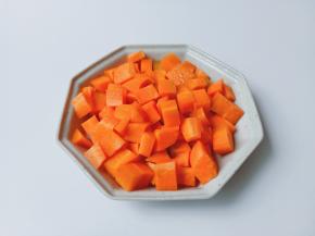 胡萝卜削皮切厚片再切成长条形状，再切成小丁备用。