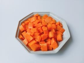 胡萝卜削皮切厚片再切成长条形状，再切成小丁备用。