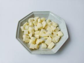 土豆削皮，也跟胡萝卜一样切好备用。