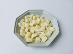 土豆削皮，也跟胡萝卜一样切好备用。